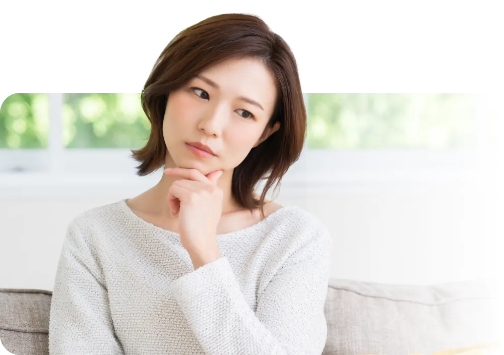 悩んでいる女性のイメージ